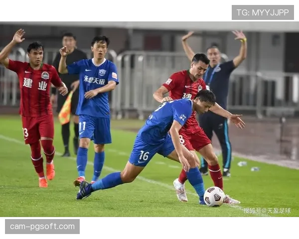 暴雨致场地积水,河南队对阵沧州雄狮比赛中断半小时 暴雨致场地积水,河南队对阵沧州雄狮比赛中断半小时